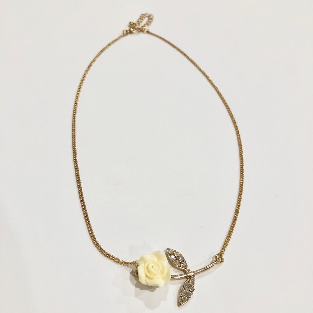 Single ivory color rose necklace
